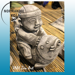Bébé avec carpe koi 1.11